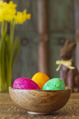 Ostern / Frühling: Holzschale mit gefärbten Eiern