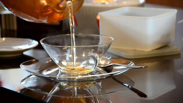 Tee Einschenken