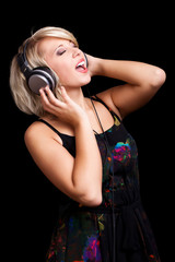 junge blonde Frau beim Musik hören
