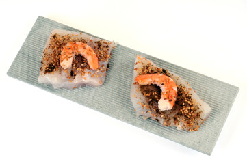 Poisson cru, crevettes et sésame