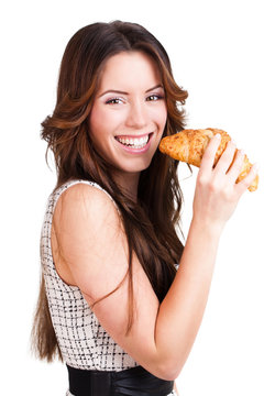 junge Frau mit Croissant
