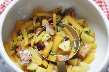 Steckrübensuppe mit Schweinebauch