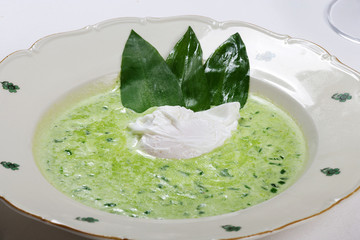 Frische Bärlauchsuppe mit pochiertem Ei