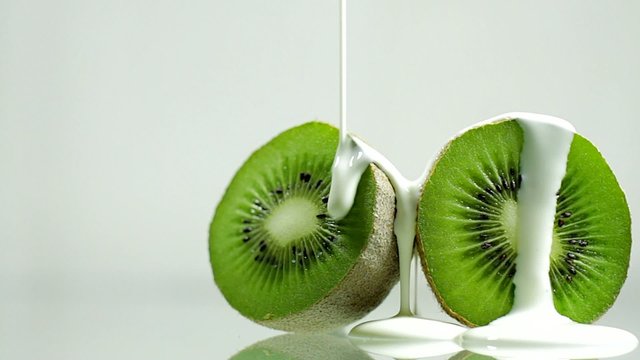 Sahne auf Kiwi