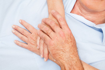 Fototapeta premium Seniorenhände berühren sich