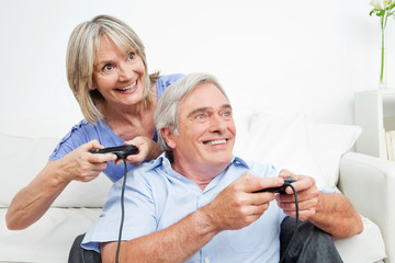 Zwei Senioren spielen ein Videospiel