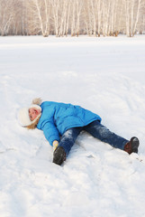 the child is lying in the snow