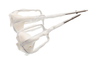 2 Rührwerkzeuge von Mixer mit Sahne