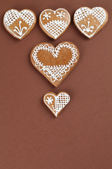 Fototapeta premium Gingerbread hearts on brown background