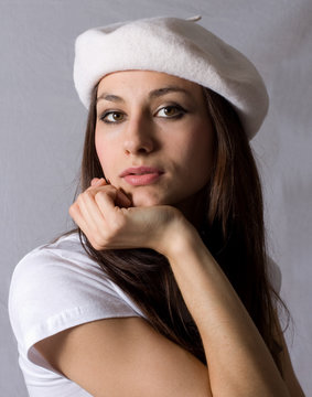 Donna con cappello basco