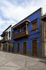 Fototapeta na wymiar colorful houses with wooden balconies in Teror, Gran Canaria