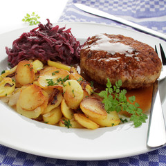 Frikadelle mit Bratkartoffeln,Rotkohl