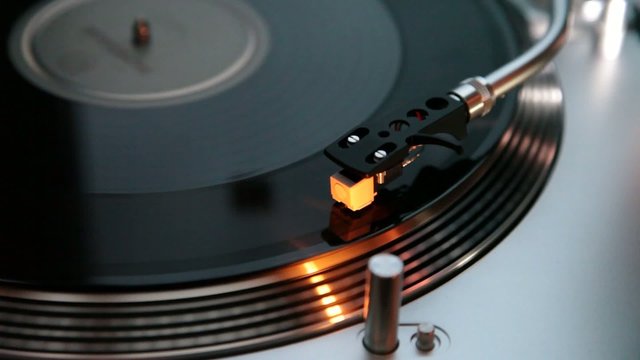 Plattenspieler im Betrieb mit Vinyl