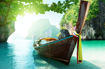 Obraz na płótnie Canvas boat and islands in andaman sea Thailand