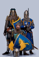 Trois chevaliers médiévaux isolés sur fond gris.