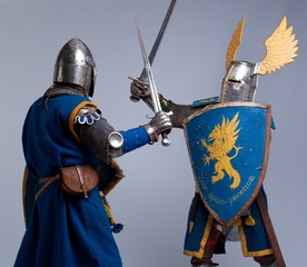 Deux chevaliers médiévaux combats.