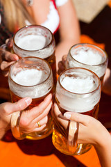 Eine frische Maß Bier im Biergarten