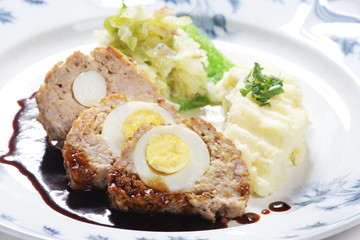 Falscher Hase mit gekochten Eiern und Kartoffelpüree