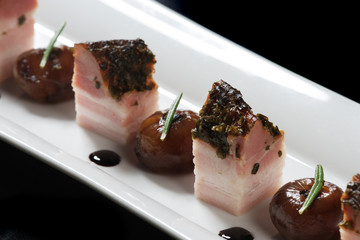 Würfel von magerem Speck mit Zwiebeln und Balsamico