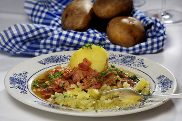 Speckzwiebeln mit Pellkartoffeln