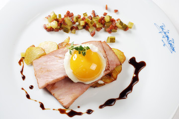 Kassler Gröstel mit Würfeln von Chorizo und saurer Gurke