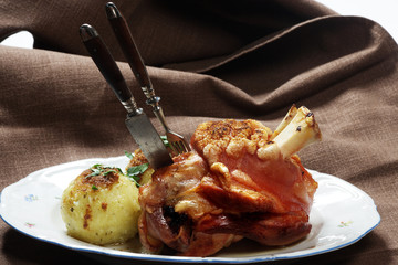 Gegrillte Schweinehaxeßen und bei 160 Grad in den Ofen schieben