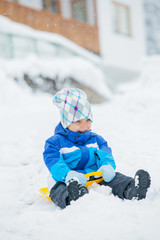 Fototapeta na wymiar Chłopiec idzie na napęd na stoku śniegu.