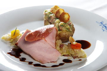 Schinkenbraten auf Sauerkrautconfit mit gefüllter Kartoffel