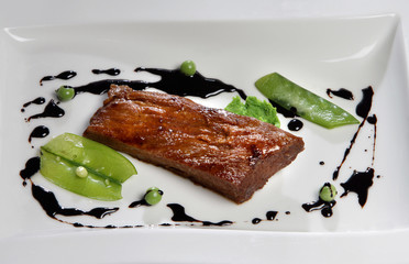 Iberico Secreto mit Erbspüree und Balsamico