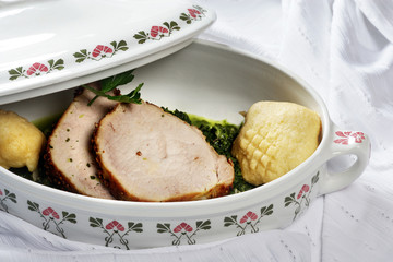 Schweinerücken mit Pfefferkruste