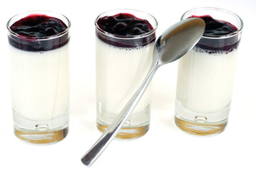 Panacotta et confiture de cerise