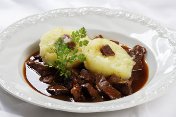 Ochsenschwanzragout mit gefüllten Kartoffelknödeln