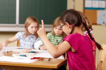 fröhliche Kinder in der Grundschule