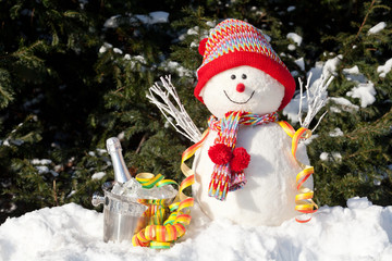 Schneemann mit Sektkübel und Papierschlange