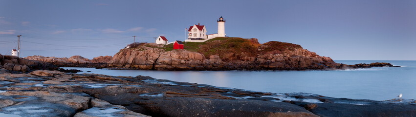 Fototapeta na wymiar Nubble Lighthouse o zachodzie słońca, Cape Neddick, Maine, USA