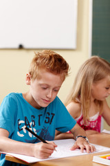 Junge in der Grundschule