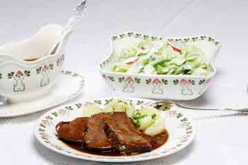 Rinderbraten mit Kopfsalat und Salzkartoffeln
