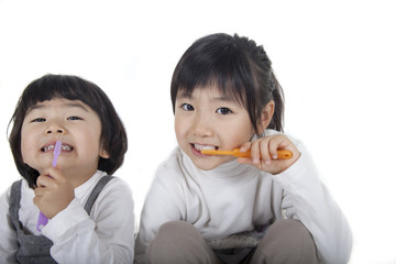 歯磨きをする姉妹