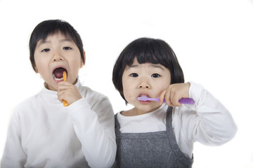 歯磨きをする姉妹