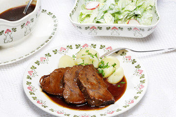 Rinderbraten mit Kopfsalat und Salzkartoffeln