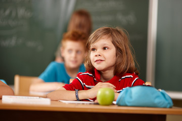 Junge in der Grundschule