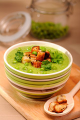 Krem  z zielonego groszku z grzankami