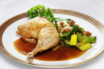 Hähnchenkeule mit Lauchgemüse und Brotkröstel