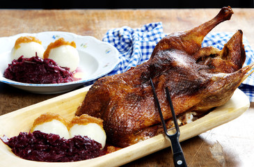 Ente klassisch mit Rotkohl und Knödeln