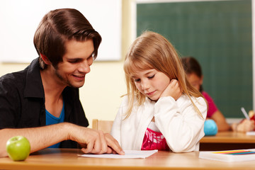 Grundschullehrer gibt Hilfestellung