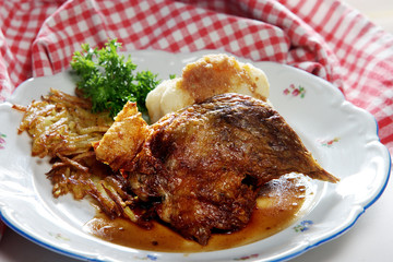 Entenkeule mit Blumenkohl und Reibekuchen