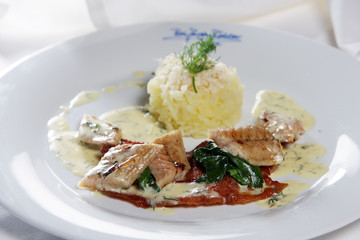 Gegrillter Aal mit Rauchfleisch, Blattspinat und Kartoffel-Meerrettich Stampf