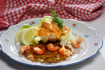 Flusskrebse mit Reibekuchen, Kopfsalat und Cocktailsoße