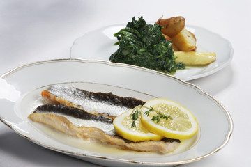 Bachforellenfilets mit gebratenen Kartoffelecken und Spinat