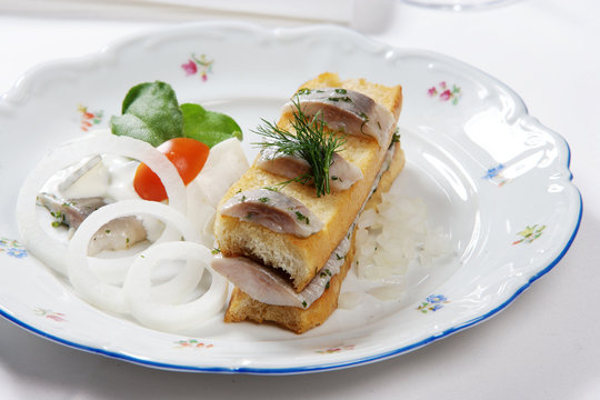 Matjes zwischen ger&ouml;stetem Brot mit Sauerrahm